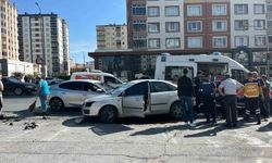 Otomobiller çarpıştı: Trafik kazasında 2 yaralı