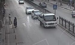 Yayaya yol vermek için duran kamyonete otomobil çarptı