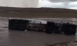 Yozgat’ta sağanak sele dönüştü! Tır yan yattı