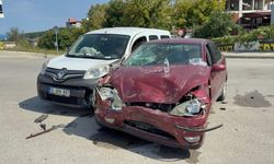 Otomobil ile hafif ticari araç çarpıştı: 2 yaralı