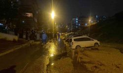 Yol çöktü, onlarca araç mahsur kaldı