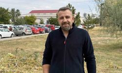 Bahçesinde sürünen yılanı fark etti, korkusuzca eline alıp sevdi