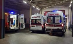 Çarpışma anı kamerada: Araç kaldırıma savruldu