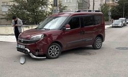 Hafif ticari araç ile elektrikli motosiklet çarpıştı: 1'i çocuk 2 yaralı