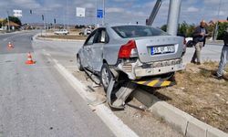 Kırmızı ışıkta geçen kamyon iki otomobile çarptı!