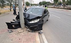 Kontrolden çıkan otomobil aydınlatma direğine çarptı