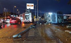 Durakta bekleyenlerin üzerine tır devrildi: 2 ölü