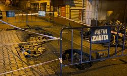 Yağmur sonrası yol çöktü: Kamyon ve otomobil çukura girdi