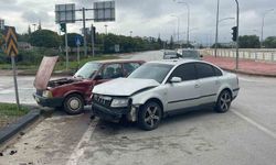 Kavşakta iki otomobil çarpıştı: 1 yaralı