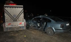 Mevsimlik işçileri taşıyan minibüs ile otomobil çarpıştı!