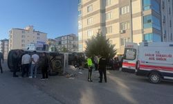 Otomobil minibüsle çarpıştı: 5 yaralı