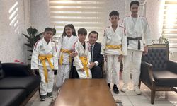 Çayıralan Kaymakamı başarılı judo sporcularını makamında kabul etti