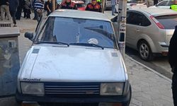 Polisten kaçan plakasız araç trafo ile direk arasına sıkıştı
