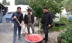 Sorgun’da üç arkadaş kışlık salça için el ele verdi
