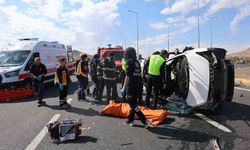 Kamyonet ile otomobil çarpıştı: 2 ölü, 1 yaralı