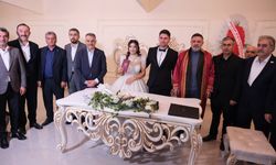 Vali Özkan ve AK Parti Merkez İlçe Başkanı Şimşek, genç çiftin mutluluğuna ortak oldu