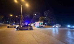 2 otomobil çarpıştı, 1'i yan yattı