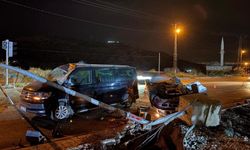 Takla atan otomobil ışıkta bekleyen minibüse çarptı: 2 yaralı