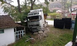 Yağışta kayan tır evin bahçesine girdi