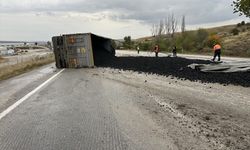 Çorum-Yozgat yoluna tır devrildi