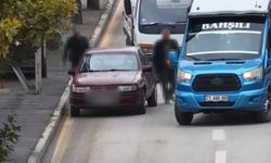 Direksiyonu yolcuya bırakıp yaya numarası yaptı! 80 bin lira ceza