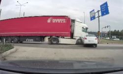 Kırmızı ışıkta kavşağa giren tır otomobile çarptı!