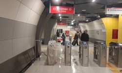 Yenibosna Metro İstasyonu’nda tavandan su sızdı