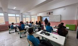 Yozgat’ta ÖSYM sınavlarından kalan kalem setleri öğrencilere dağıtıldı