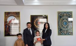 Yozgat'ta en çok kitap okuyan öğrenciyi kaymakam ödüllendirdi