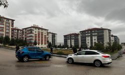 İki otomobil çarpıştı