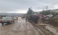 Yol vermek istedi, tırı kanala devirdi: Kaza kamerada