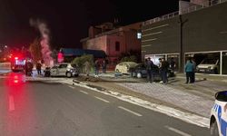 Park halindeki 3 araca çarpan otomobil, alev aldı: 2 yaralı