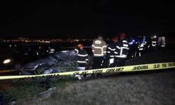 Feci kaza: Otomobil tıra çarptı, 2 kişi hayatını kaybetti
