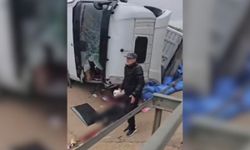Yüklü tır orta şeride yan yattı!
