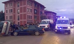 İki otomobil çarpışması sonucu 4 kişi yaralandı