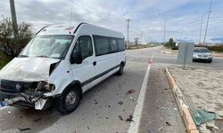 Minibüsle otomobil çarpıştı: 1 yaralı
