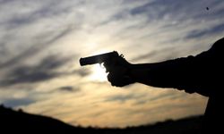19 yaşındaki kızını ve erkek arkadaşını silahla öldürdü!