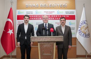Komşudan ihtiyaç sahibi ailelere yakacak desteği