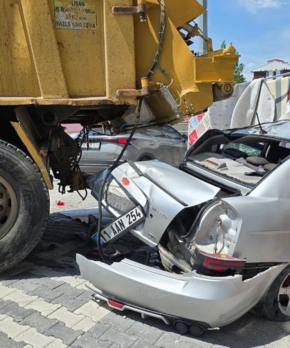Yozgat'ta freni boşalan kamyon 4 aracı biçti!
