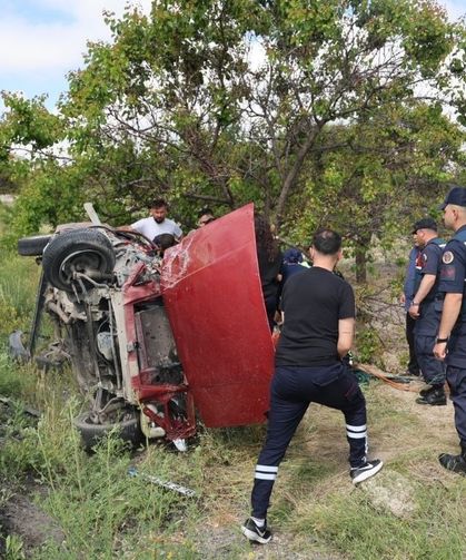 Sınava yetişme yolunda feci kaza! Araç şarampole uçtu