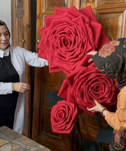 Yozgatlı kadınlar kursta ürettikleri yapay çiçekleri satarak kazanç sağlıyor