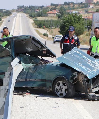 Korkunç kaza! Bariyerlere ok gibi saplandı