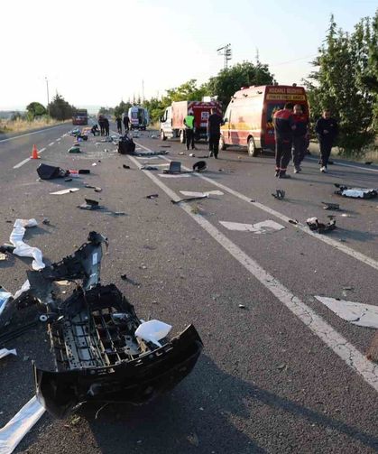 Kaza sonrası ortalık savaş alanına döndü: Aynı aileden 3 ölü 1 yaralı