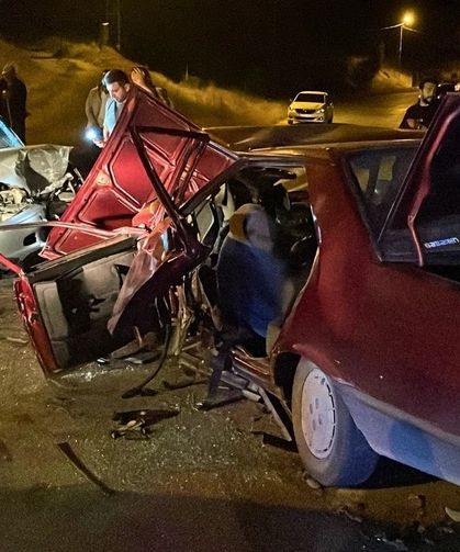İki otomobilin kafa kafaya çarpıştığı kazada 6 kişi yaralandı!