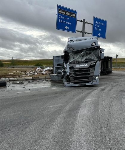 Yozgat yolunda tır ile tanker çarpıştı! 2 yaralı