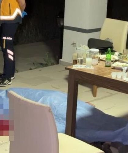 Villa bahçesindeki içki masasında cinayet!