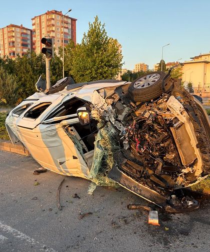 Otomobil ile hafif ticari araç çarpıştı! 4 yaralı