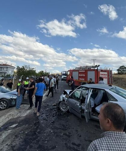 İki otomobil çarpıştı: 7 kişi yaralandı