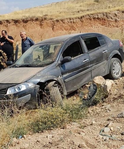 Korkutan kaza! Otomobil yoldan çıkıp toprak alana uçtu
