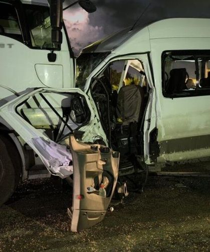 Servis aracı TIR’a çarptı: 1 ölü, 15 kişi yaralandı